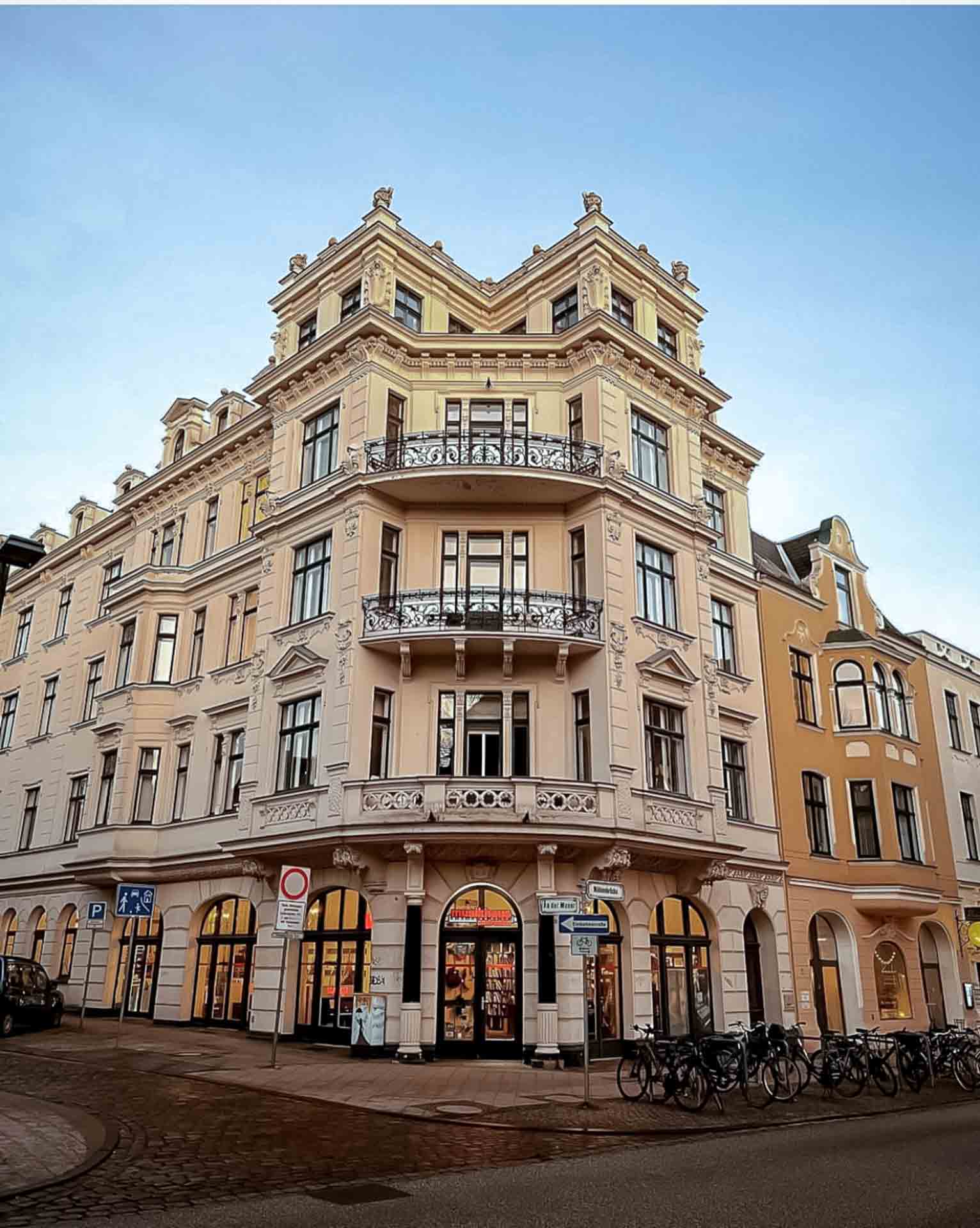 Neorenaissance Gebäude mit Balkon in Lübeck